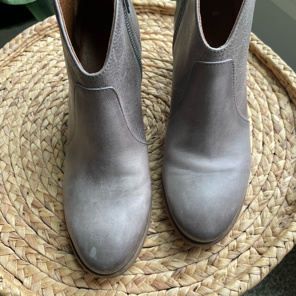 Frye Nora Bootie in like new condition SZ 8.5 leather 3’ heel grey - Picture 4 of 13